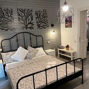 Old Town Impressionist Apartment